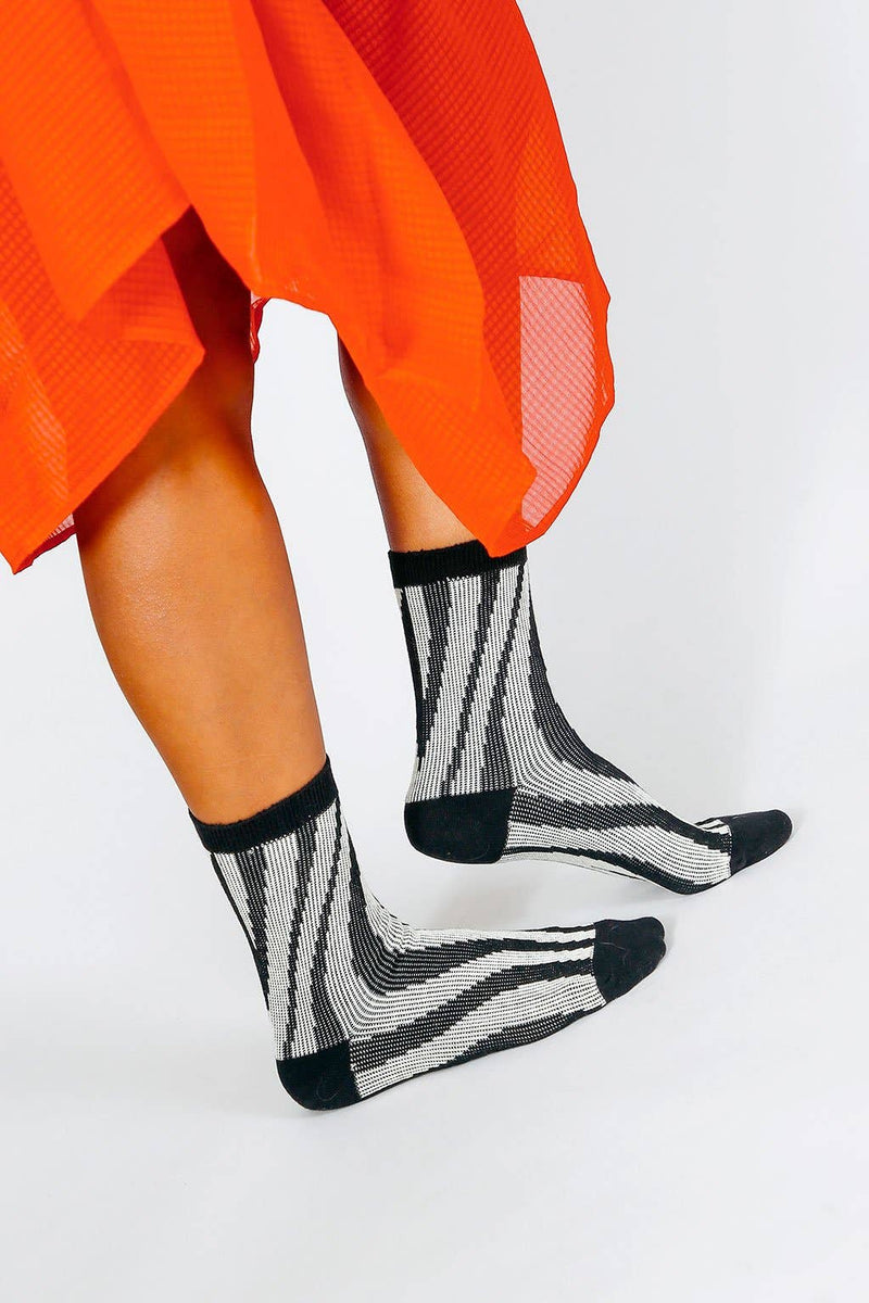 Groove Wavy Stripe Socks – Black & White